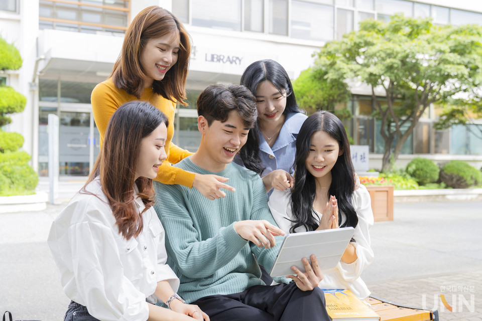 태블릿 PC를 보며 얘기를 하고 있는 인하공전 학생들. (사진=인하공전)