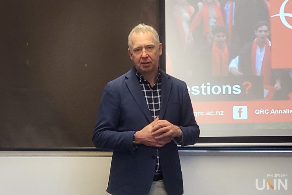 찰리 필립스 QRC 총장이 QRC를 소개하고 있다. (사진=주지영 기자)