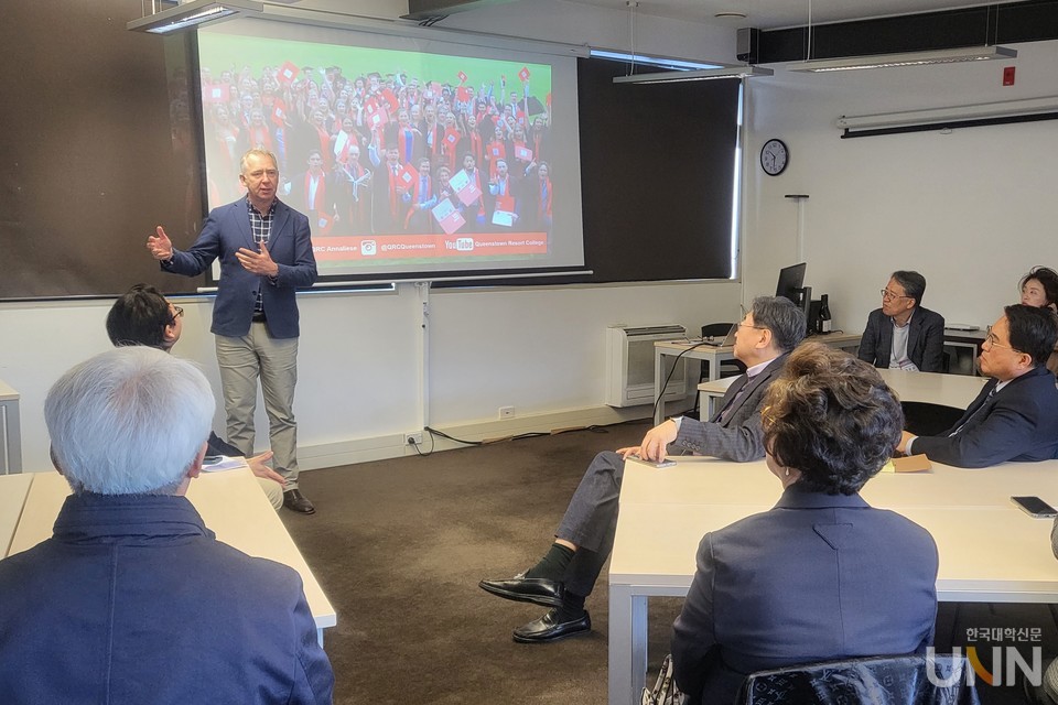 찰리 필립스 QRC 총장이 교육철학에 대해 서밋 연수단과 이야기를 나누고 있다. (사진=주지영 기자)