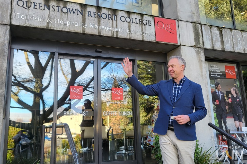 찰리 필립스 QRC 총장이 서밋 연수단을 배웅하고 있는 모습. (사진=주지영 기자)