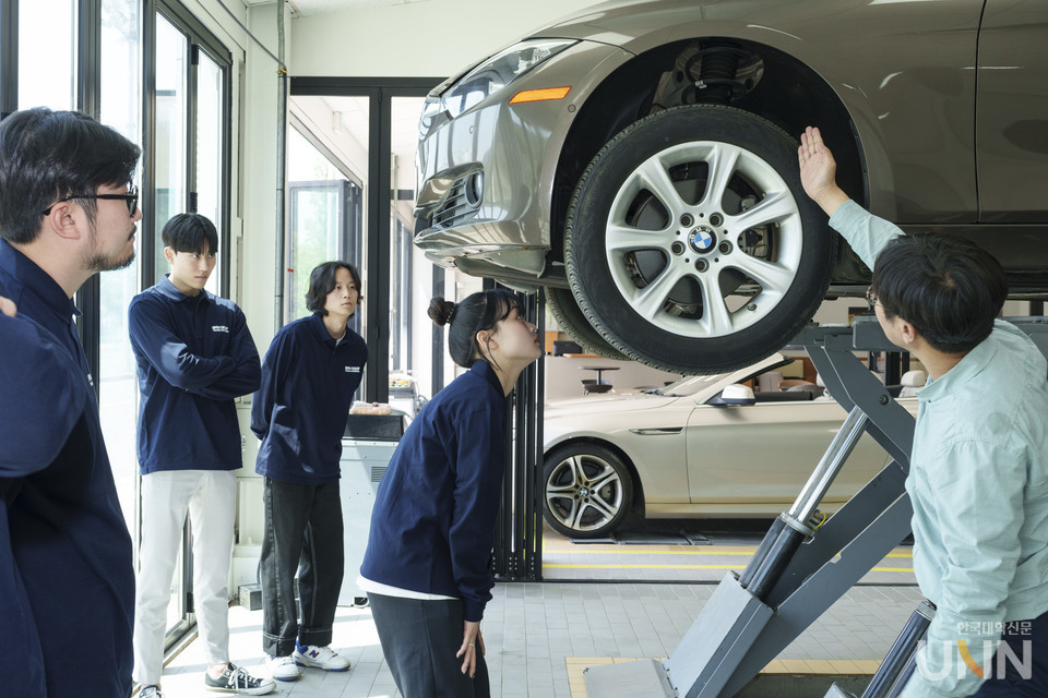 아주자동차대 BMW 취업 맞춤형 교육프로그램 실습 수업 모습. (사진=아주자동차대)