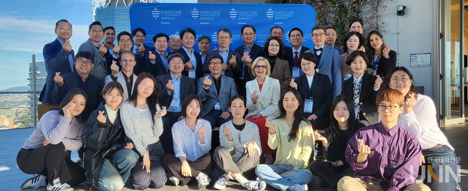 호주 현지시간으로 지난 18일 ‘2024 전문대학 프레지던트 서밋’ 연수단이 퀸즐랜즈주에 있는 제임스쿡 대학(James Cook University, JCU)에 방문해 관계자들과 기념사진을 촬영하고 있다. (사진=주지영 기자)