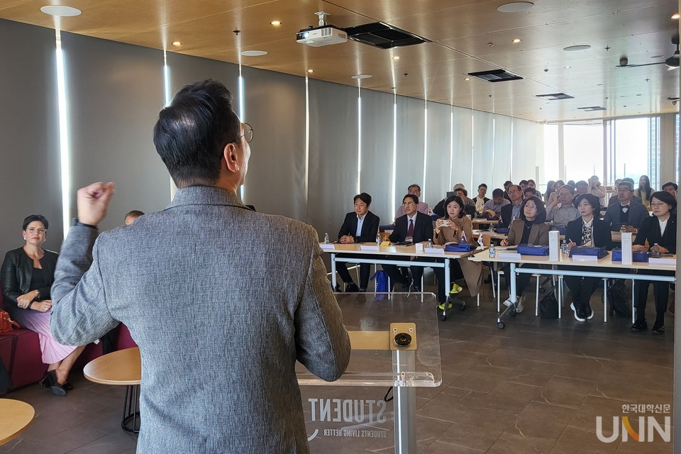 지미 리 JCU 국제협력 매니저가 JCU에 대해 소개하고 있다. (사진=주지영 기자)