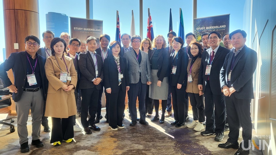 서밋 연수단이 퀸즐랜드 무역대표부(Trade and Investment Queensland, TIQ)에 방문해 관계자들과 기념사진을 촬영하고 있다. (사진=주지영 기자)