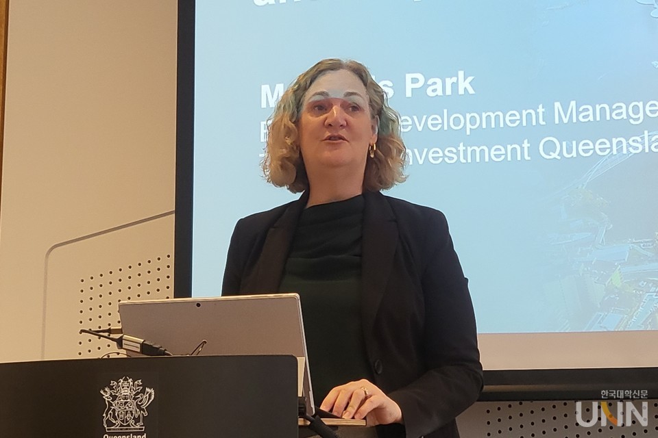 칼리 쿠퍼 퀸즐랜드 스터디 국장이 질의응답 시간에 연수단 질문을 경청하고 있는 모습. (사진=주지영 기자)