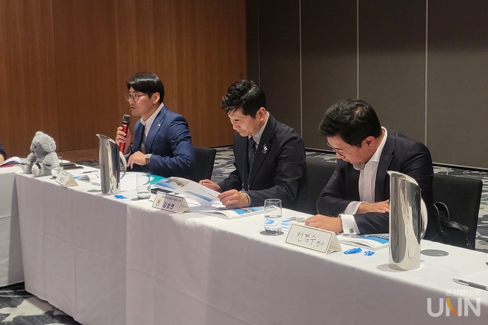 2차 컨퍼런스에 참석한 박지건 상무관(왼쪽), 김성연 주브리즈번 대한민국출장소 소장(가운데), 전경수 영사(오른쪽) 모습. (사진=주지영 기자)