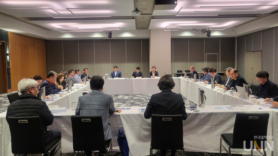 서밋 연수단이 컨퍼런스에서 박지건 상무관에게 질문하고 있다. (사진=주지영 기자)