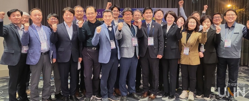 2차 컨퍼런스 종료 후 참석자들이 기념사진을 촬영하고 있다. (사진=주지영 기자)