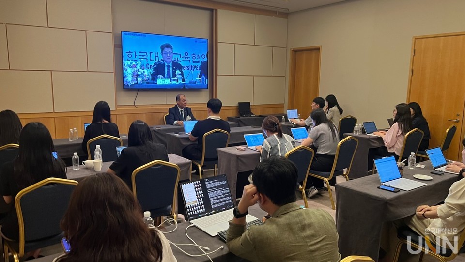 홍원화 의총협 회장(경북대 총장)이 19일 인천 그랜드하얏트 호텔에서 열린 '대교협 하계 총장세미나' 중 기자간담회를 열고 기자들의 질의에 답하고 있다.