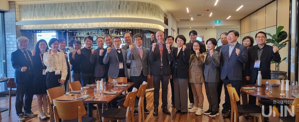 지난 19일 서밋 연수단이 TAFE 로비나 캠퍼스 레스토랑에서 기념사진을 촬영하고 있다. (사진=주지영 기자)