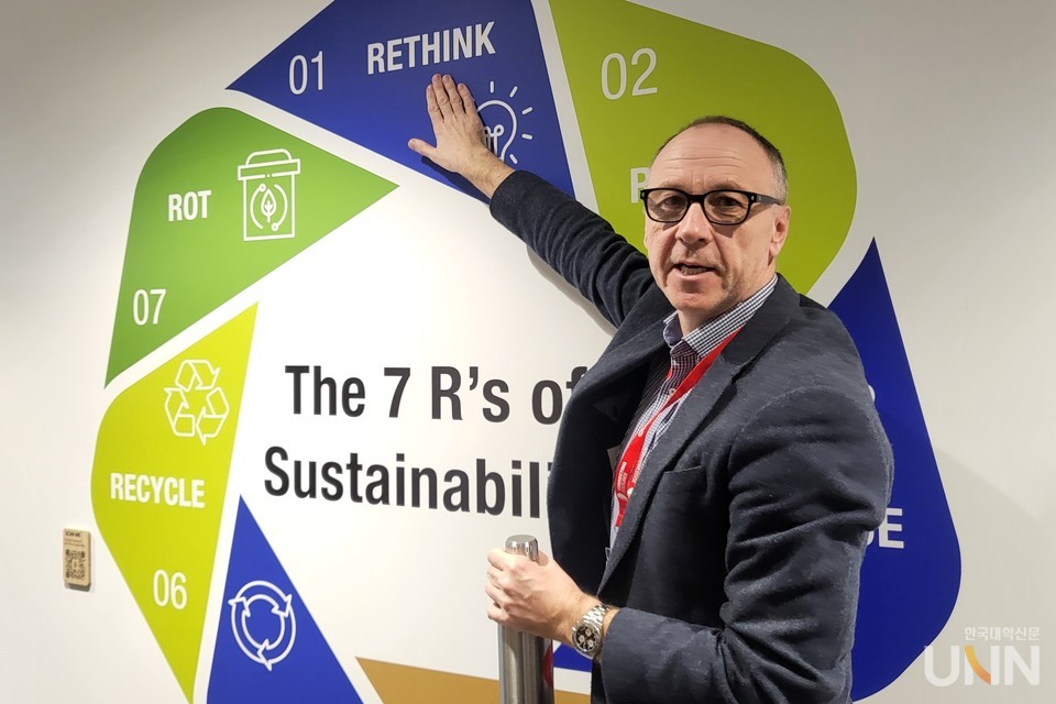 호주 현지시간으로 지난 19일 풀 픽슬리 TAFE 로비나 캠퍼스 교육운영 매니저가 캠퍼스 벽면에 부착된 7R에 대해 설명하고 있다. 7R은 재활용, 재사용, 다시 생각하기 등 지속가능성 가치를 담고 있는 개념이다. (사진=주지영 기자)