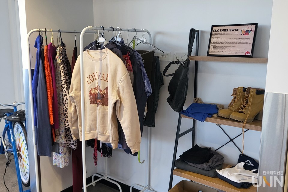 TAFE 로비나 캠퍼스 학생 휴게 공간에 있던 ‘물건 나눔 공간’ 모습. 신발과 각종 의류, 가방 등이 행거에 걸려 있다. (사진=주지영 기자)