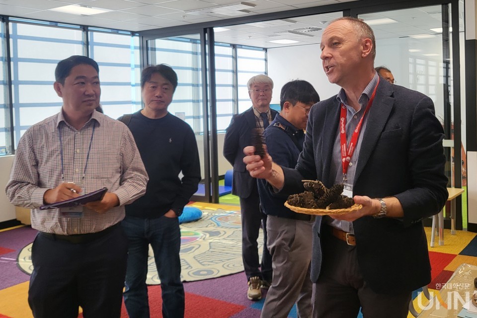 풀 픽슬리 매니저가 유아교육과 교실에서 자연 교구에 대해 설명하고 있다. (사진=주지영 기자)