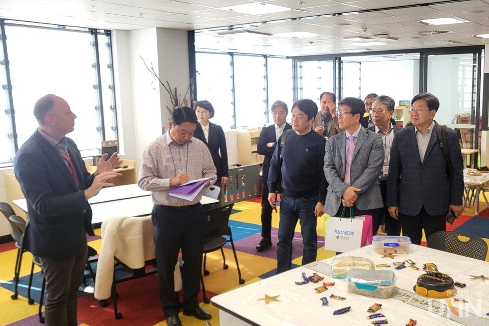 연수단이 유아교육과 교실에서 풀 픽슬리 매니저의 설명을 경청하고 있다. (사진=주지영 기자)