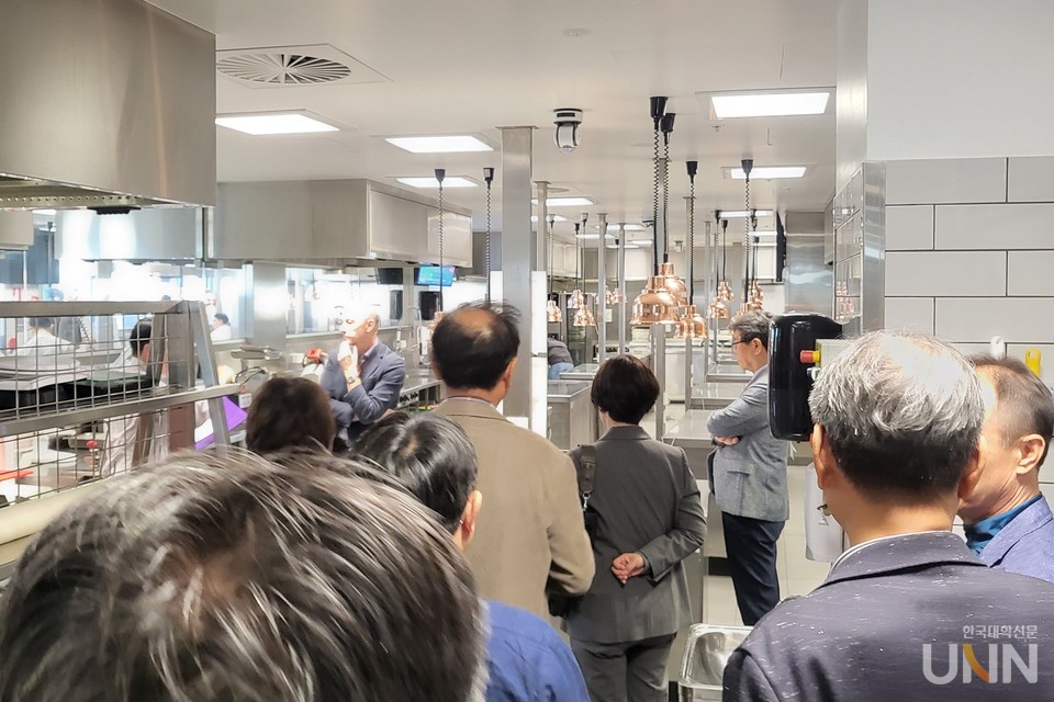 연수단이 조리 실습실을 둘러보고 있다. (사진=주지영 기자)