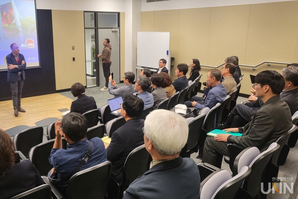 TAFE 로비나 캠퍼스 소개를 듣고 있는 연수단 모습. (사진=주지영 기자)