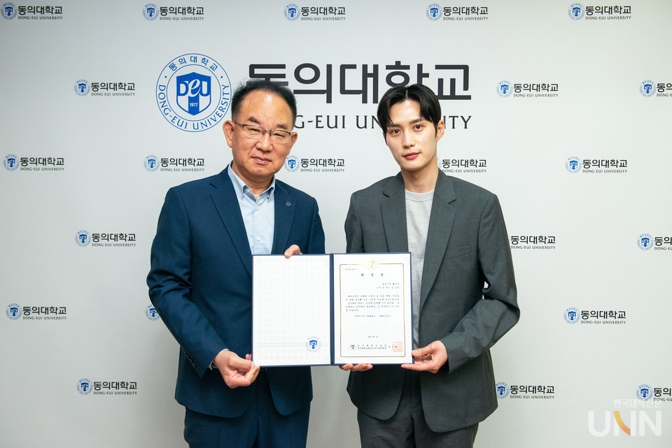 한수환 총장(왼쪽)과 김준호 선수(동의대 체육학과 13학번)가 기념 촬영을 하고 있다. (사진=동의대)