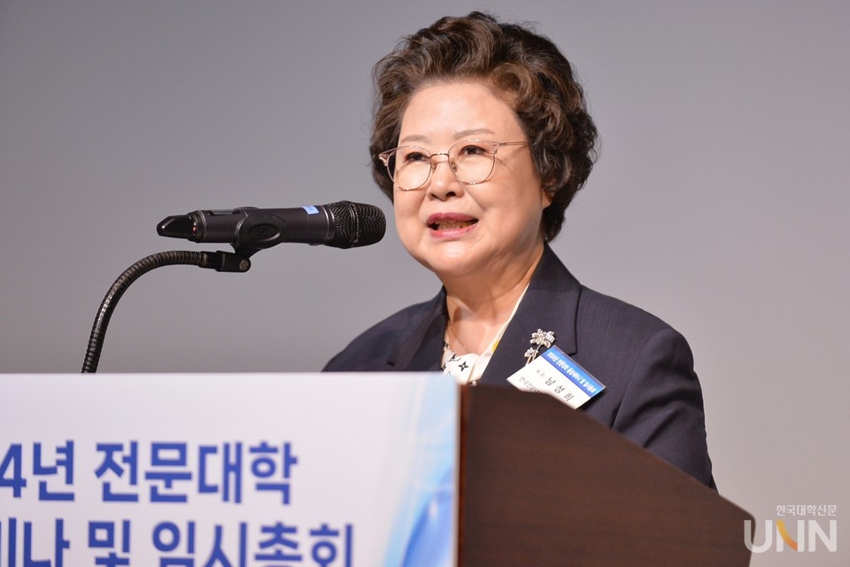 남성희 한국전문대학교육협의회 회장(대구보건대 총장)이 27일 부산 웨스틴 조선 호텔에서 열린 하계 총장 세미나·임시총회 개회사를 하고 있다. (사진=한명섭 기자)