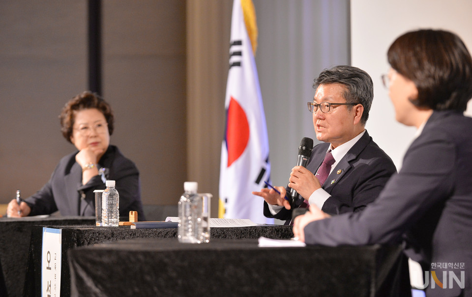 오석환 교육부 차관이 전문대 총장단과 간담회에서 질의응답을 진행하고 있다. (사진=한명섭 기자)