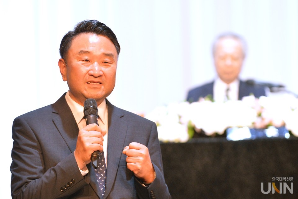 김영도 제22대 한국전문대학교육협의회(이하 전문대교협) 회장 당선인이 지난달 28일 부산에서 열린 전문대교협 임시총회에서 선출 소감을 전하고 있다. (사진=한명섭 기자)