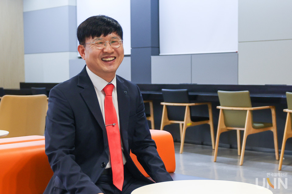 최동일 한국전문대학입학관리자협의회 회장(경남정보대 입시관리처 입시관리실장)이 회장 선출 소감과 각오를 말하고 있다.