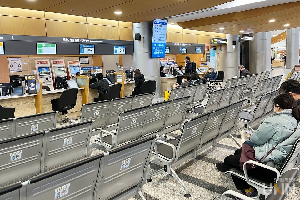 일주일 휴진을 예고했던 서울아산병원이 4일부터 고강도 진료 축소에 들어가면서 환자단체는 이날 보신각에서 대규모 집회를 열었다. (사진=한국대학신문DB)