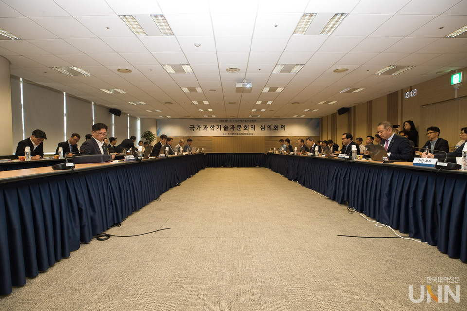 이우일 국가과학기술자문회의 부의장이 6월 27일 오전 서울 종로구 광화문교보빌딩 국가과학기술자문회의 대회의실에서 '국가과학기술자문회의 제9회 심의회의' 를 주재하고 있다. 이날 회의에 이종호 과학기술정보통신부 장관, 박상욱 과학기술수석, 류광준 과학기술정보통신부 과학기술혁신본부장 등이 참석했다. (사진=과기정통부)