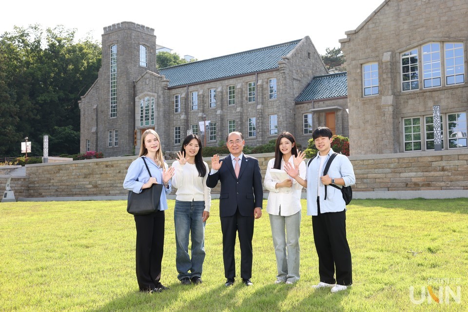 최재원 부산대 총장과 학생들의 모습. (사진=부산대)