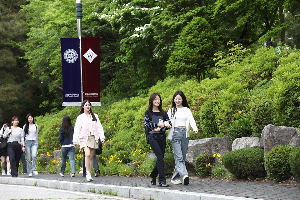 서울여대 재학생들이 캠퍼스를 걷는 모습