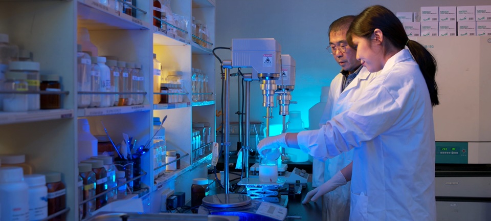 목원대 보건안전대학 화장품학과 실험실에서 교수와 학생이 실습하는 모습.