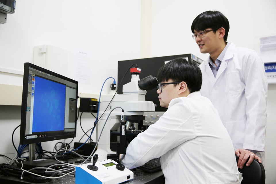 아주대 물리학과 학생들의 실험 장비 활용 모습