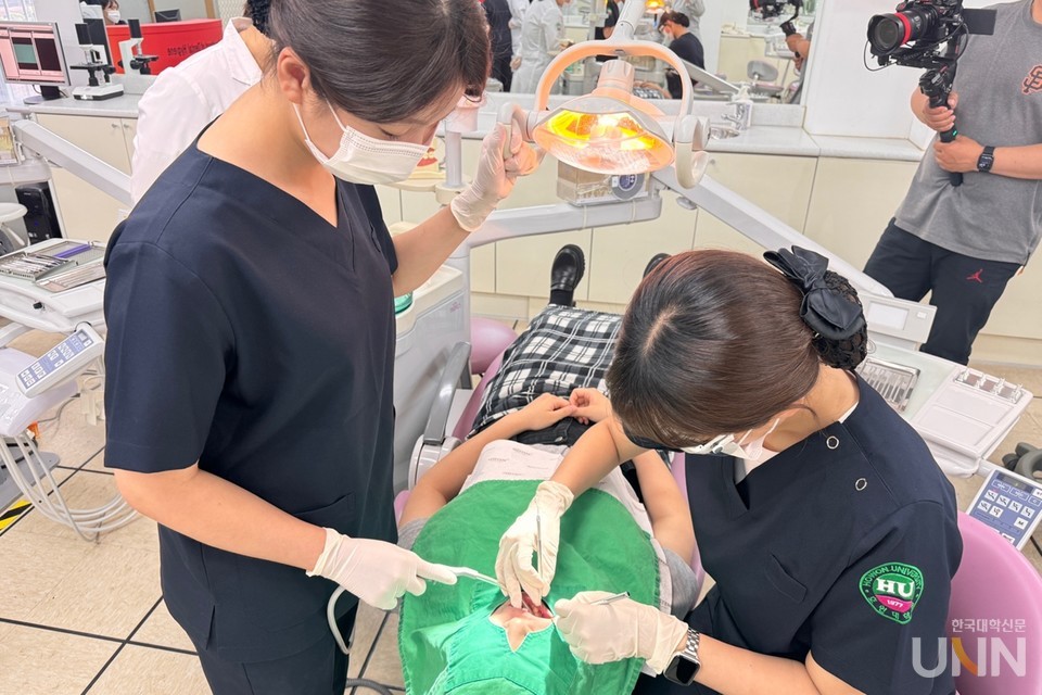 호원대학교 치위생학과 실습 교육이 진행되는 모습