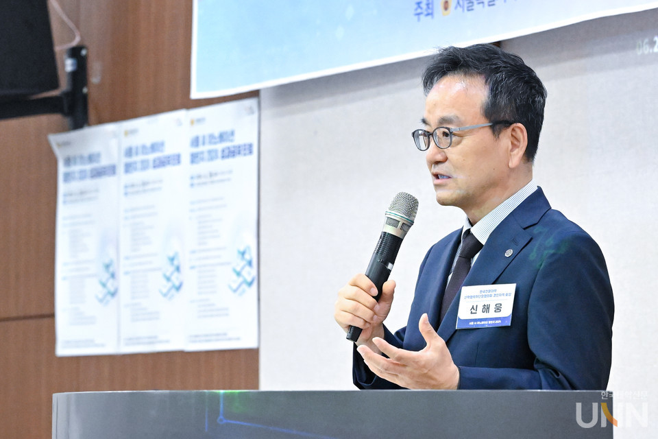 신해웅 한국전문대학 경인지역 산학협력처·단장협의회 회장이 서울시 RISE 계획에서 전문대학의 역할이 더욱 적극적으로 반영돼야 한다고 설명하고 있다. (사진=한양여대 제공)