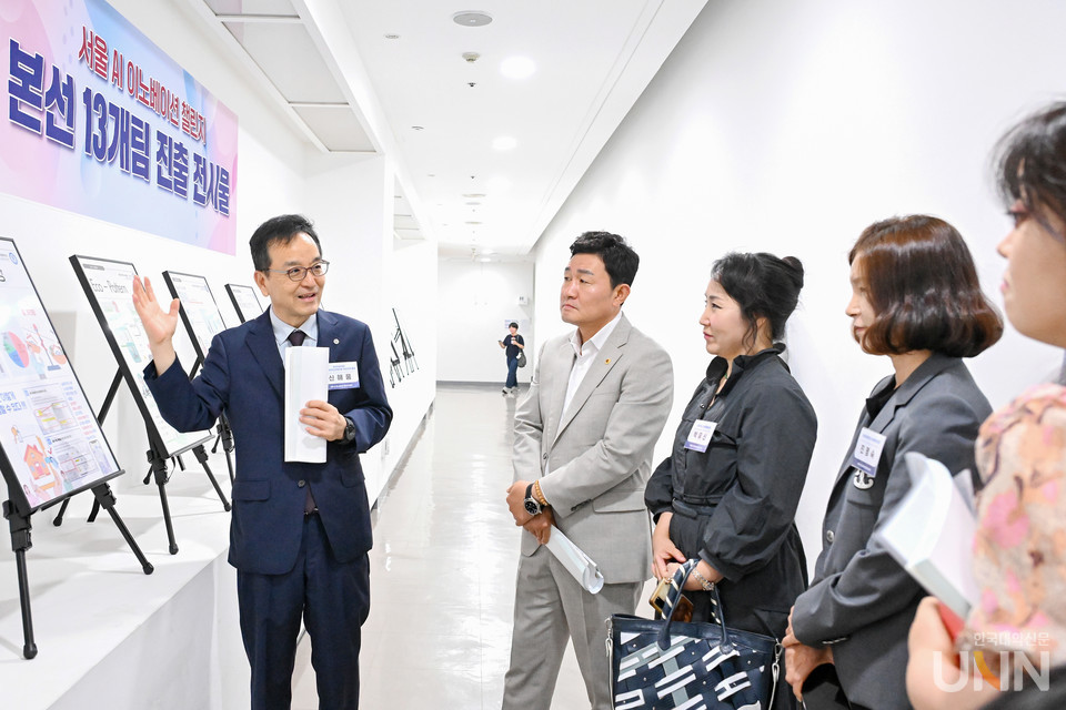 신해웅 한국전문대학 경인지역 산학협력처·단장협의회 회장이 아이디어톤 우수작에 대해 설명하고 있다. (사진=한양여대 제공)