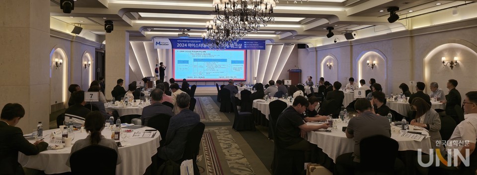 ‘2024 전문대학 마이스터대 지원사업 발전협의회 하계 워크숍’ 참석자들이 김수연 부총장의 특강을 듣고 있다. (사진=김의진 기자)