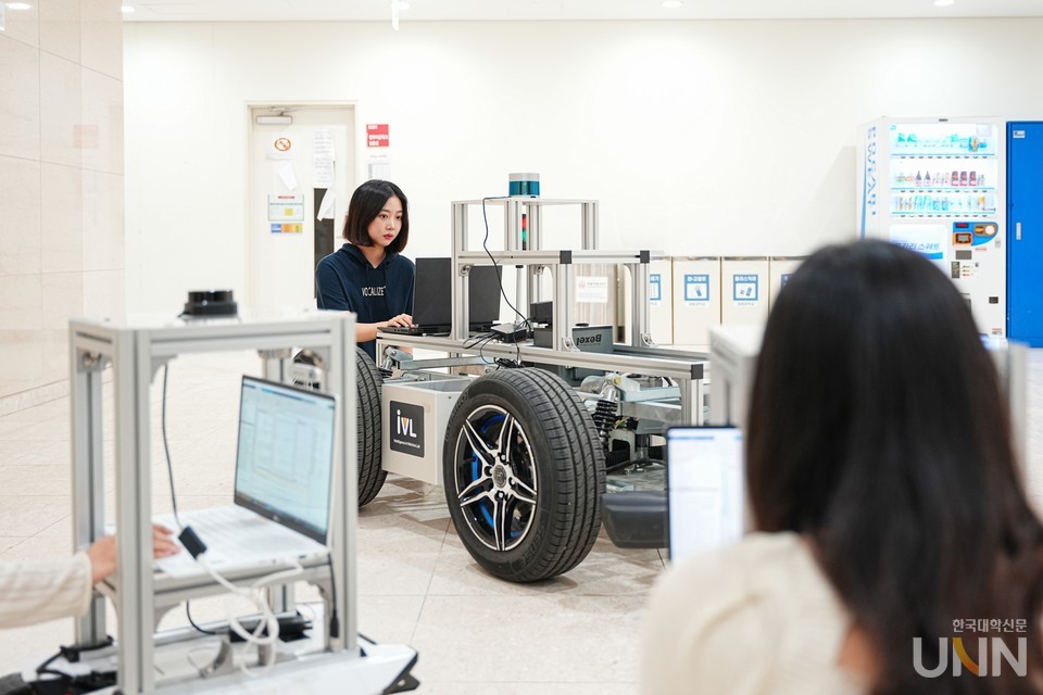 세종대 소프트웨어융합대학의 자율주행 플랫폼 실습 모습. (사진=한국대학신문DB)