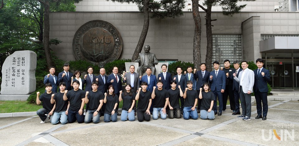 학교법인 국민학원 김지용 이사장은 뛰어난 기량을 발휘한 유도부 선수들을 격려하기 위해 국민대를 상징하는 시계와 금일봉 등을 전달했다.