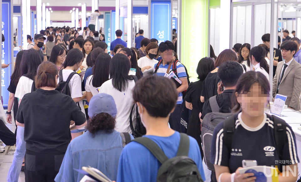 코엑스 1층 A홀에서 열린 2025 수시 박람회를 찾은 학생과 학부모들의 모습. (사진=한명섭 기자)
