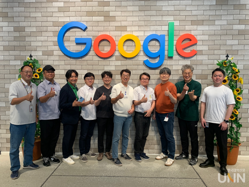 한국만화웹툰평론가협회 관계자들이 구글재팬 담당자들과 단체 사진을 찍고 있다. (사진=한국만화웹툰평론가협회)