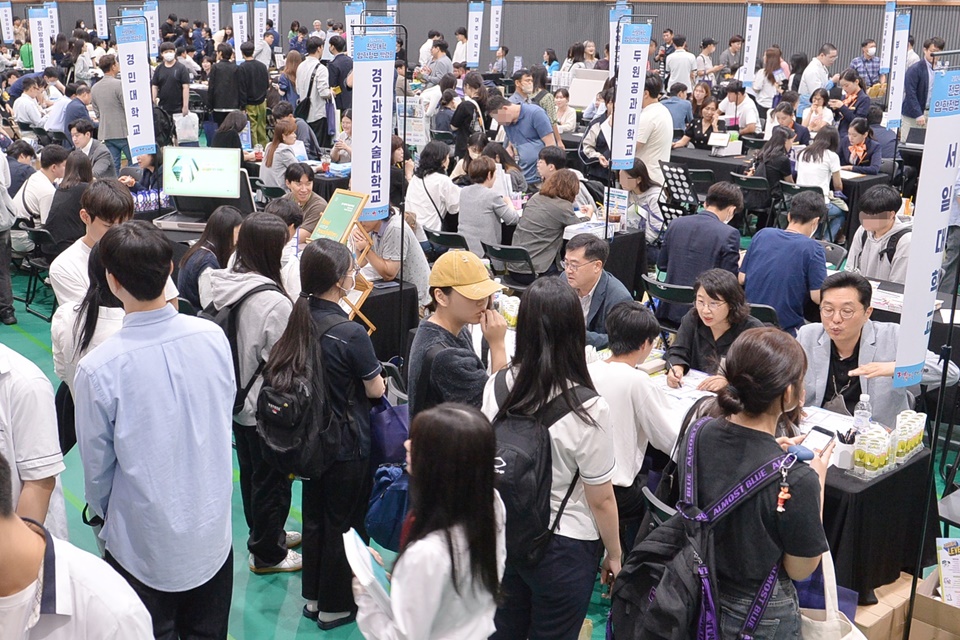‘2024학년도 수도권 전문대학 입학정보 박람회’에서 일대일 상담을 받기 위해 수험생들이 줄을 서고 있는 모습. (사진=한국대학신문 DB)