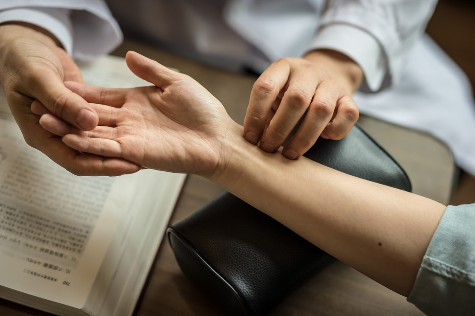 의대정원 확대 논의가 사회적 이슈로 부상하면서 대안으로 ‘의료일원화’가 거듭 거론되고 있지만 의료계-한의계의 입장차는 여전한 것으로 보이고 있다. (사진=아이클릭아트)