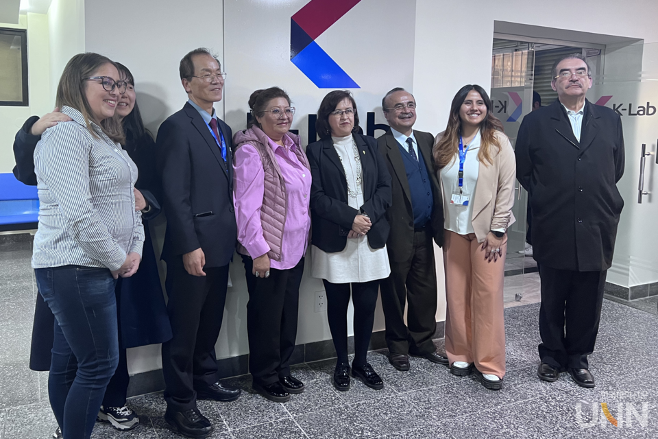지난달 29일 열린 K-Lab 볼리비아 교육 센터 현판식에서 참석자들이 기념사진을 촬영하고 있다. (사진=명지전문대 제공)