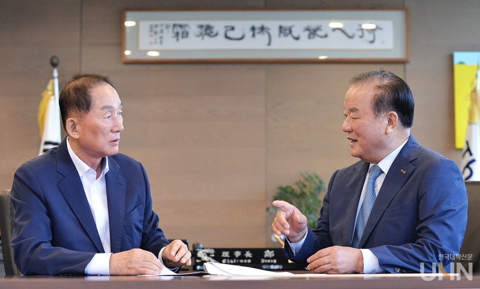 이기우 본지 고문(왼쪽)이 지난달 18일 여의도 The-K한국교직원공제회 본사에서 정갑윤 공제회 이사장을 만나 환담을 나누고 있다. (사진=한명섭 기자) 