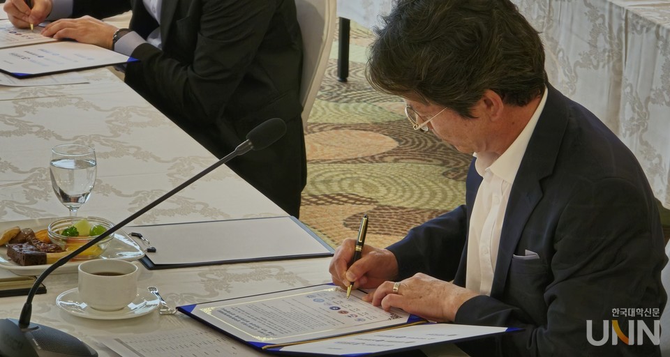 참석한 전문대학 7개교 총장·부총장이 협약서에 서명하고 있다. (사진=김의진 기자)