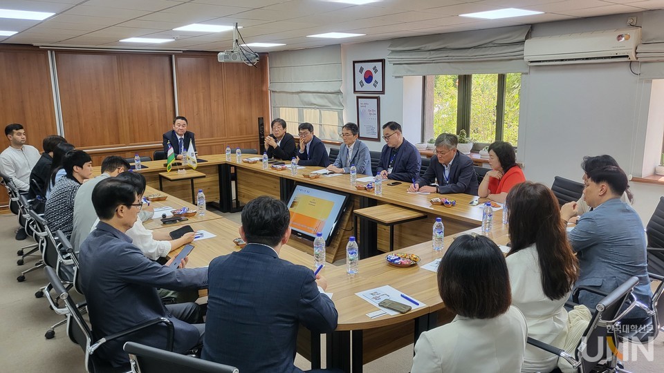  고등직업해외인재유치협의회와 전문대학 12개교 총장, 부총장, 주요 보직자들이 타슈켄트 한국교육원 운영 사항에 대해 듣고 있다.  (사진=주지영 기자)