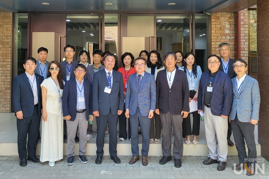 현지시간으로 20일 주우즈베키스탄대한민국대사관에서 고등직업해외인재유치협의회와 전문대학 12개교 관계자들이 간담회 후 기념사진을 촬영하고 있다. (사진=타슈켄트 한국교육원 제공)