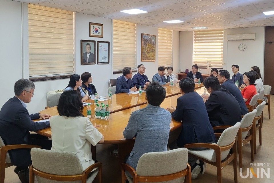 현지 시간으로 20일 주우즈베키스탄대한민국대사관에서 진행된 간담회에서 김영도 회장이 최근 국내 청년인구 유출에 대한 심각성을 전하고 있다. (사진=타슈켄트 한국교육원 제공)