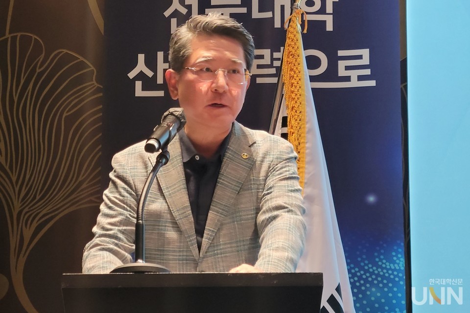 김성훈 제주한라대 총장이 21일 열린 하계 세미나에서 전국 전문대학 산학협력단장들을 격려하고 있다. (사진=임연서 기자)