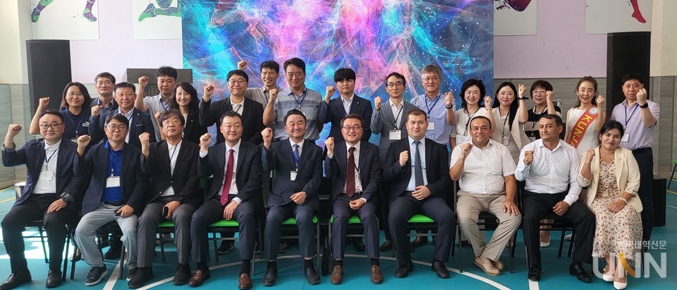 현지 시간으로 21일 타슈켄트 샤크혼토후르대통령전문학교 체육관에서 ‘제1회 우즈베키스탄 한국 고등직업기술 유학설명회·입학박람회’가 개최됐다. 이날 고등직업해외인재유치협의회, 타슈켄트한국교육원 관계자 등 주요 참석자들이 기념사진을 촬영하고 있다. (사진=주지영 기자)