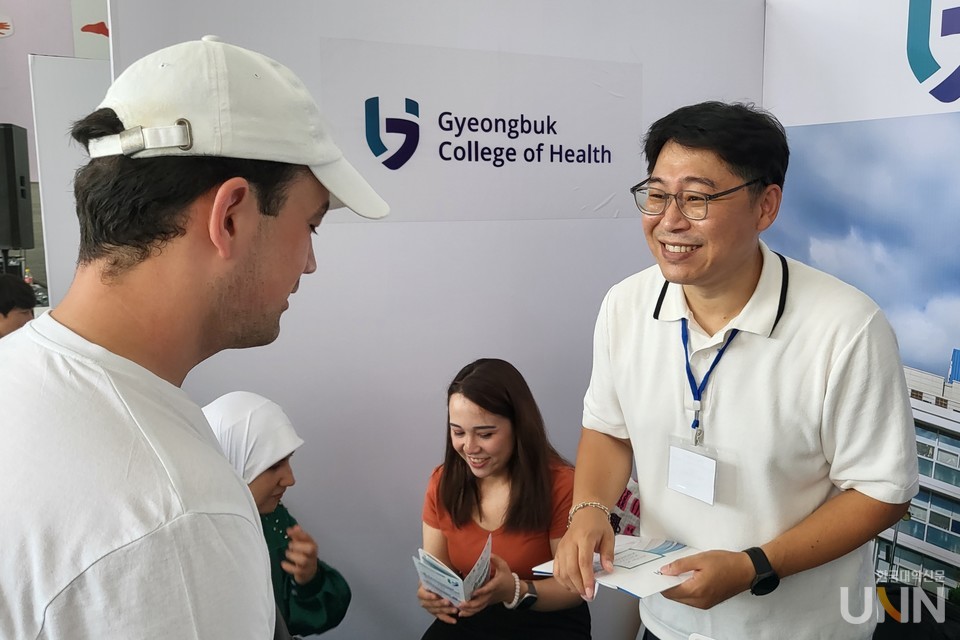 이날 박람회에서는 대학별 통역사들이 1명씩 배치돼 현지 학생들 상담을 지원했다. 참가 대학들은 박람회 운영 전 통역사에게 대학 자료를 제공했다. 이날 부스 한켠에서는 통역사가 대학 팜플렛을 보며 상담을 돕고 있는 모습이 보이기도 했다. (사진=주지영 기자)